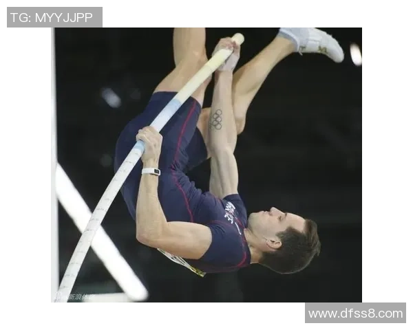 卡塔尔足球明星大腿雕像展现运动之美与力量的完美结合 卡塔尔足球明星大腿雕像展现运动之美与力量的完美结合