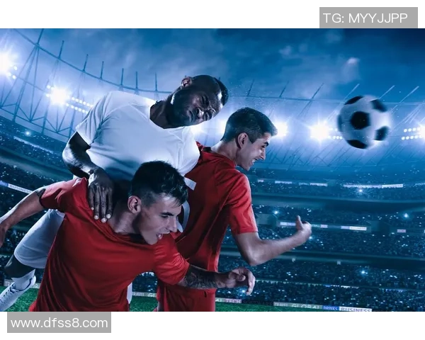 足球明星在绿茵场上挥洒汗水尽显风采的射门瞬间